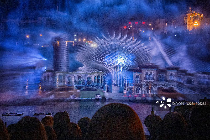 西班牙塞维利亚特里亚纳桥附近的圣诞多媒体水幕秀图片素材