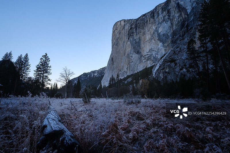 标志性的加州优胜美地国家公园内，埃尔卡皮坦巨石下方是冰封的埃尔卡皮坦草甸。图片素材