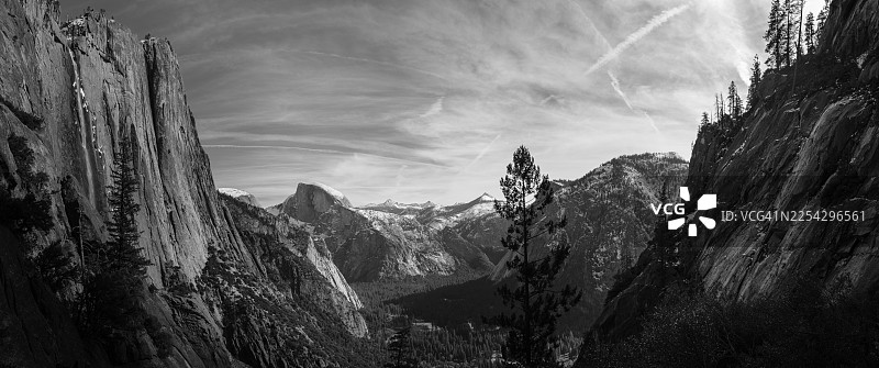 加利福尼亚州标志性优胜美地国家公园的广阔全景图图片素材