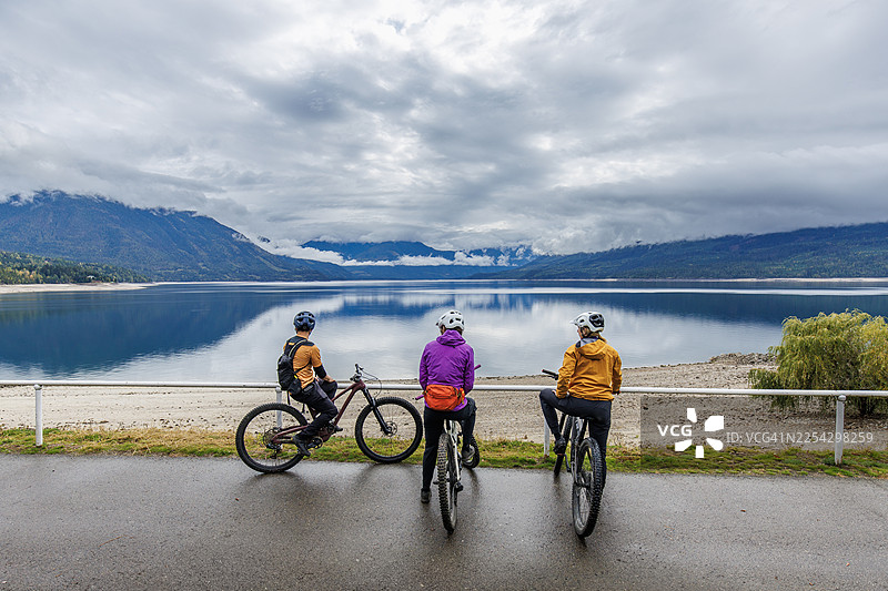 山地自行车爱好者欣赏风景图片素材
