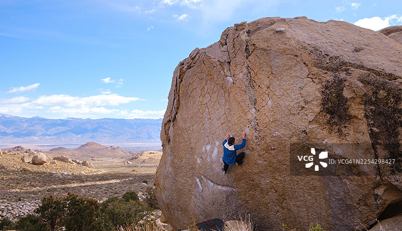 在加州比绍普的黄油牛奶岩区进行抱石攀岩图片素材