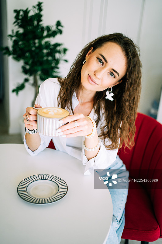 一位创业型的自由职业者在咖啡馆规划营销策略并打造个人品牌图片素材