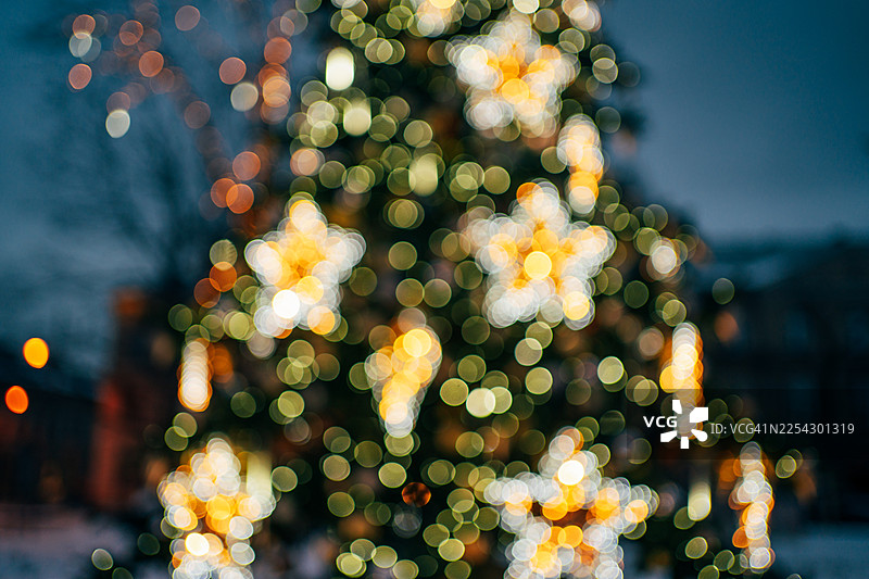 圣诞树灯光营造出节日氛围的星光散景图片素材