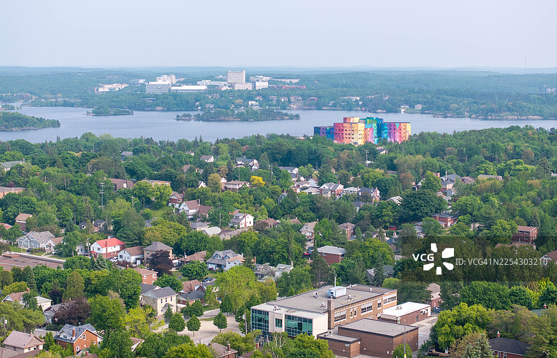 从高空俯瞰加拿大安大略省萨德伯里市天际线、拉姆齐湖和劳伦森大学校园。图片素材