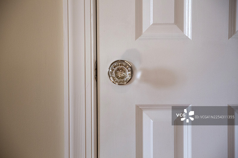 紧闭的房门 室内 水晶门把 手 橱柜门 或 卧室门图片素材