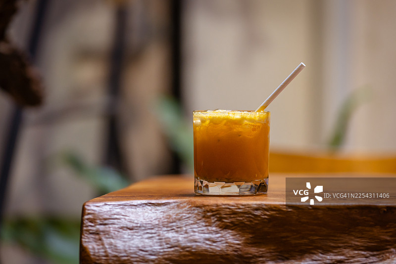 咖啡馆桌上的百香果汁。图片素材