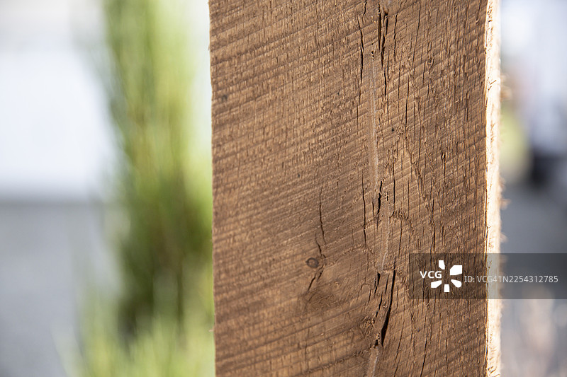 木材开裂DIY修复：木填充剂木腻子在木梁特写图片素材