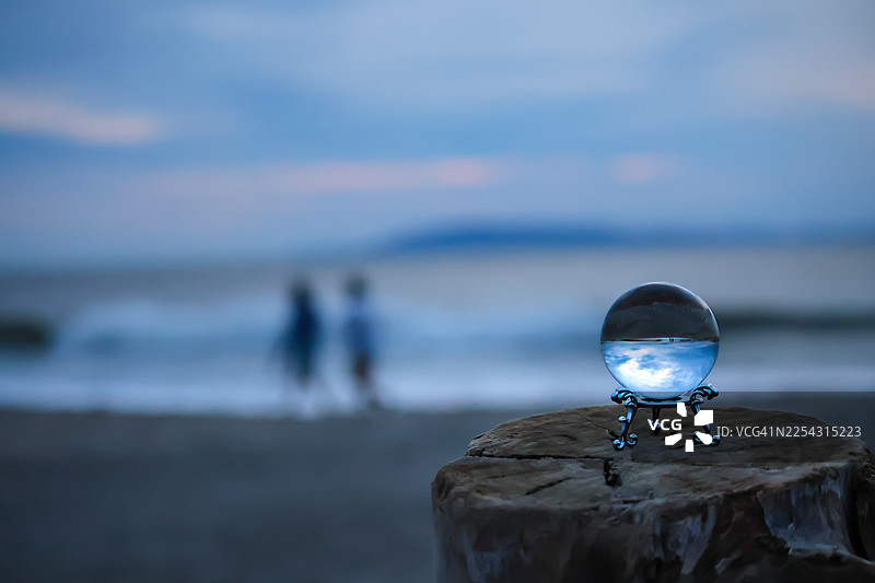 沙滩上的水晶球图片素材