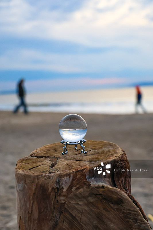 沙滩上的水晶球图片素材