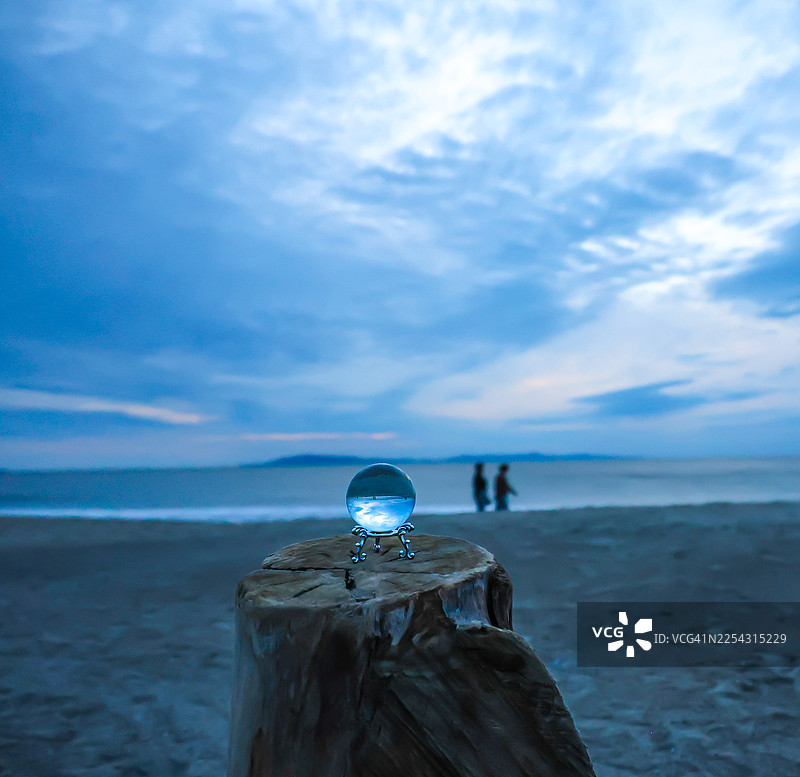 海滩上的水晶球图片素材