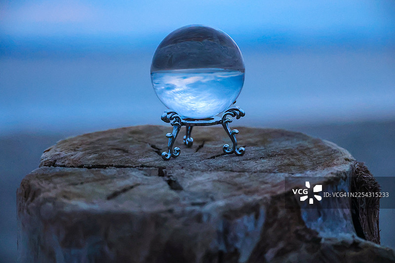 沙滩上的水晶球图片素材