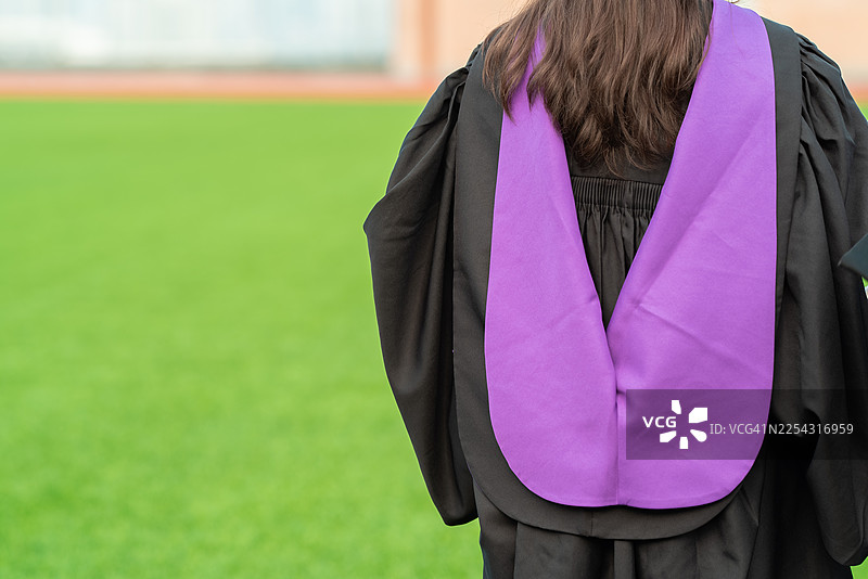 毕业季，年轻亚洲女大学生的背影，庆祝大学毕业图片素材