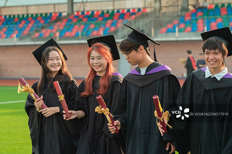 一群年轻成人愉快地完成了学士学位学习的素材照片图片素材