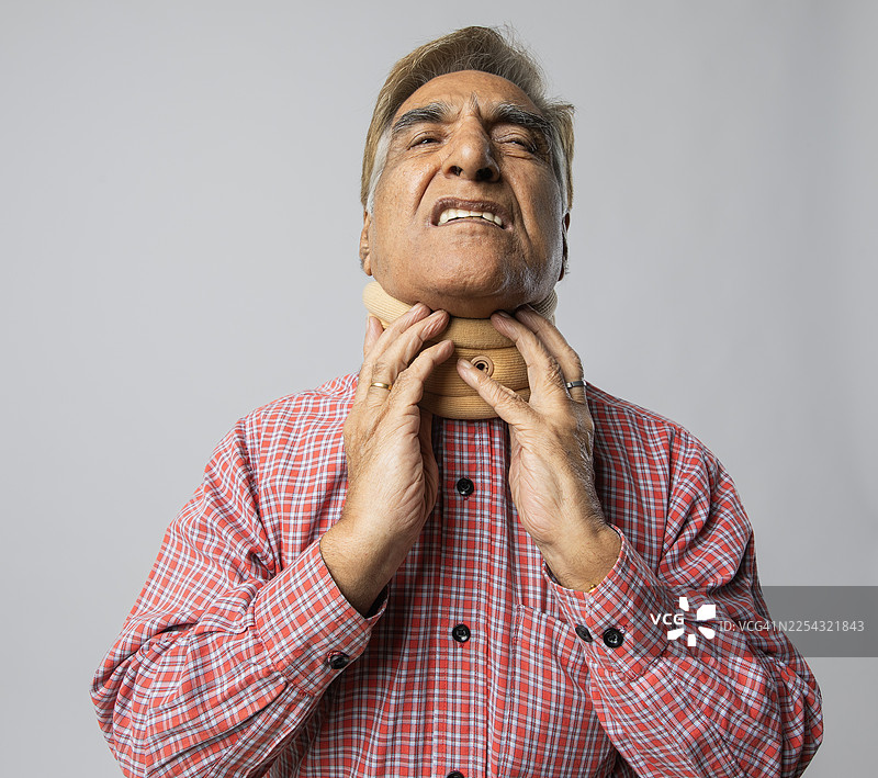 白色背景上颈部疼痛的老人图片素材