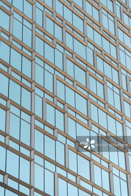现代蓝色玻璃摩天大楼外墙的 संपूर्ण फ़्रेम पृष्ठभूमि बनावट, ज्यामितीय पैटर्न के साथ, कॉर्पोरेट व्यवसाय और वित्त की अवधारणा।图片素材