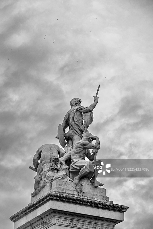 英勇的石像战士对抗罗马天空图片素材