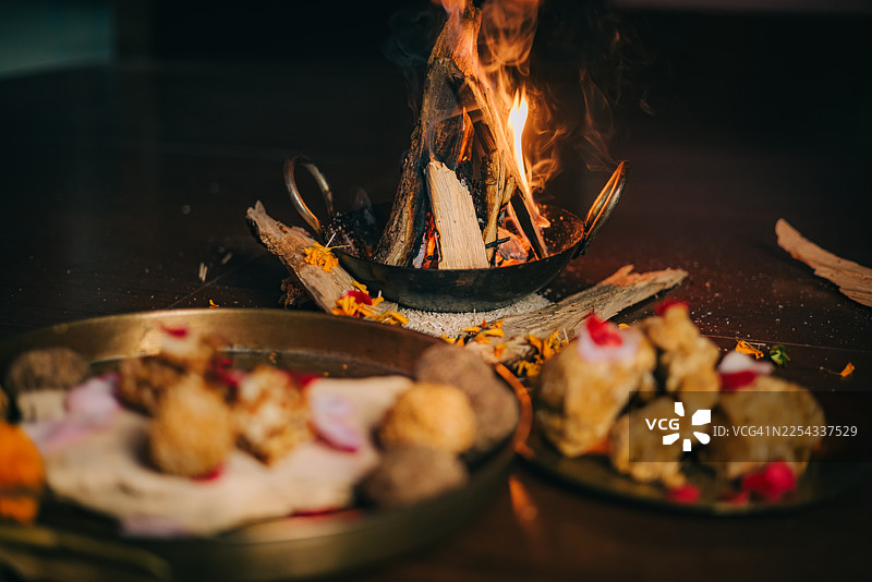 洛里篝火，传统木柴和节日布置图片素材