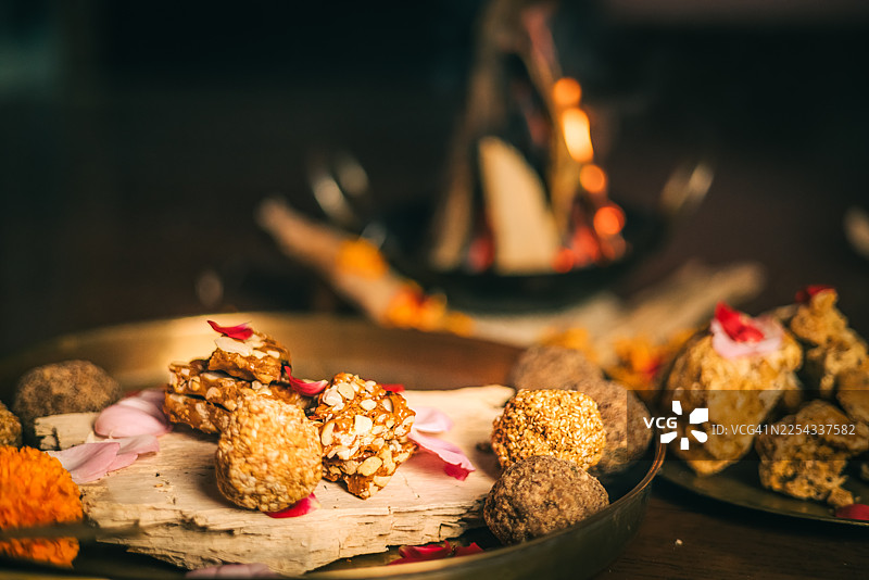 印度的芝麻糖球和加杰克在节日篝火背景下展示图片素材
