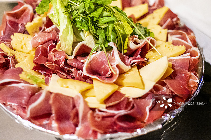 冷切肉和奶酪。节日和活动的食物托盘。美食。自助餐。图片素材