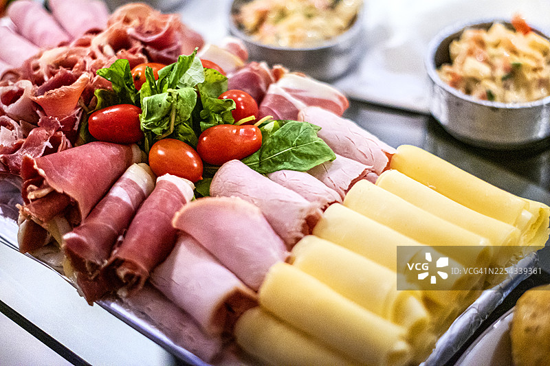 冷切肉和奶酪。节日和活动的食物托盘。美食。自助餐。图片素材