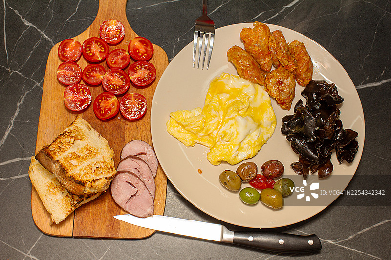 家常菜，包括炒鸡蛋、卷心菜卷和蔬菜图片素材