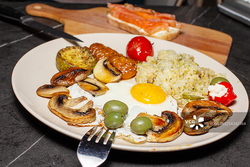 煎蛋配米饭和烤蔬菜，佐以三文鱼和费城奶油芝士吐司图片素材