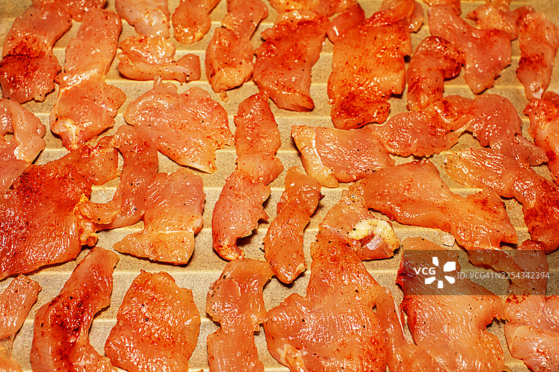 切片风干的鸡胸肉，准备制作肉干图片素材