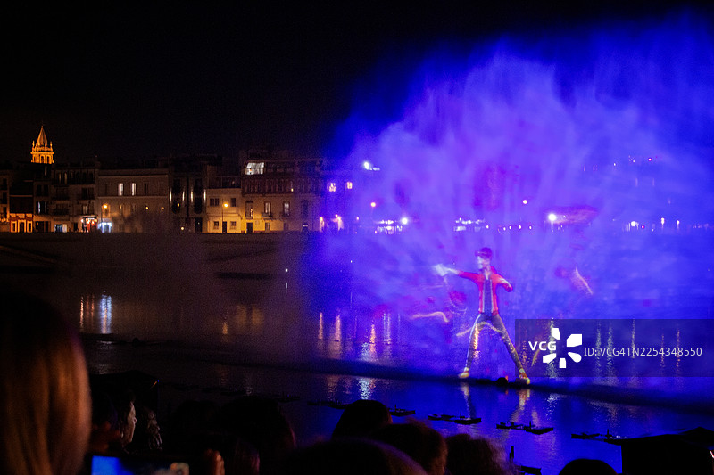 西班牙塞维利亚瓜达尔基维尔河上的圣诞视听表演图片素材