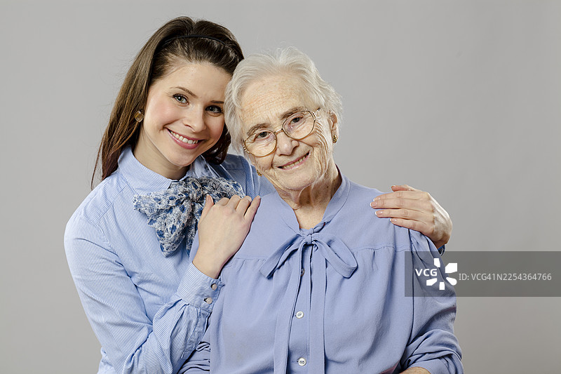 一位慈祥的祖母和她的孙女的肖像图片素材