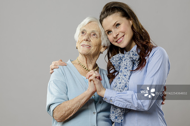 一位慈祥的祖母和她的孙女的肖像图片素材