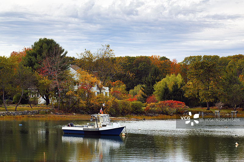 风景如画的河景，龙虾船，河岸渔船，秋叶，印度夏日，肯纳邦克河，缅因州，新英格兰，美国图片素材