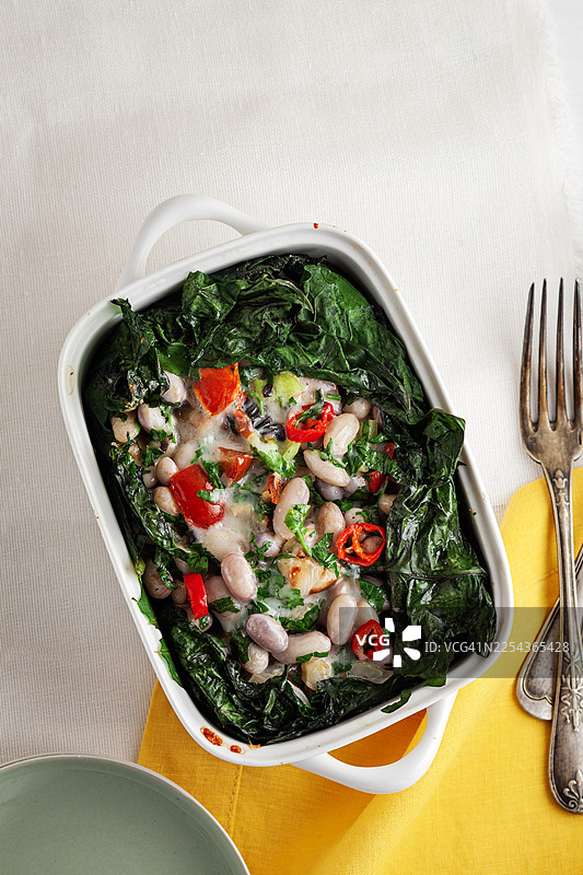 烤箱烘烤的鲜食意大利宽斑豆配蘑菇和莙荙菜叶图片素材
