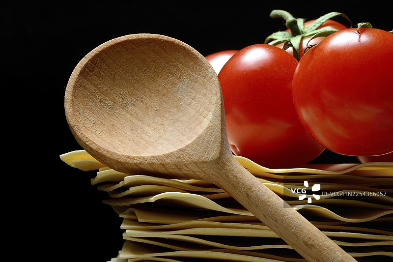 烹饪勺子、千层面的叶子和西红柿图片素材