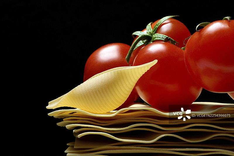 千层面叶片和扇贝形意面配番茄图片素材