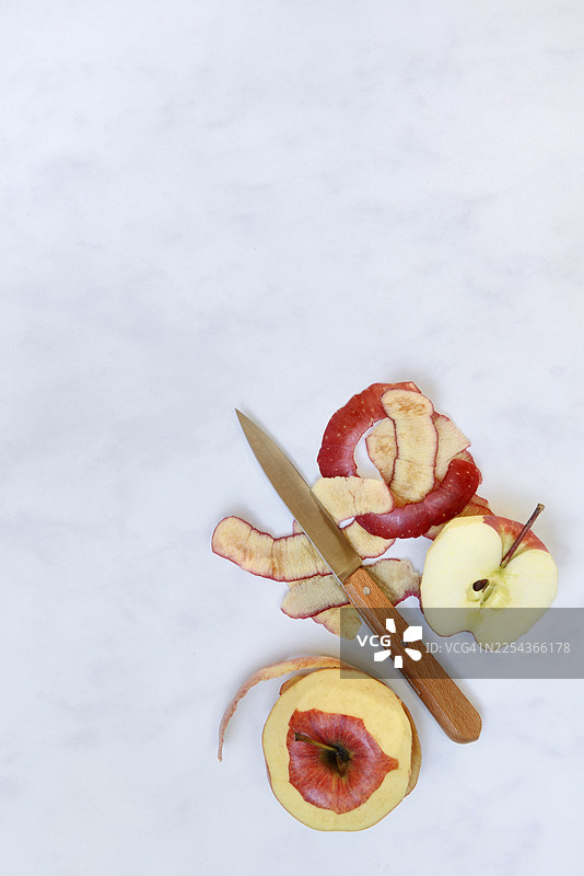 用刀削苹果，苹果皮图片素材