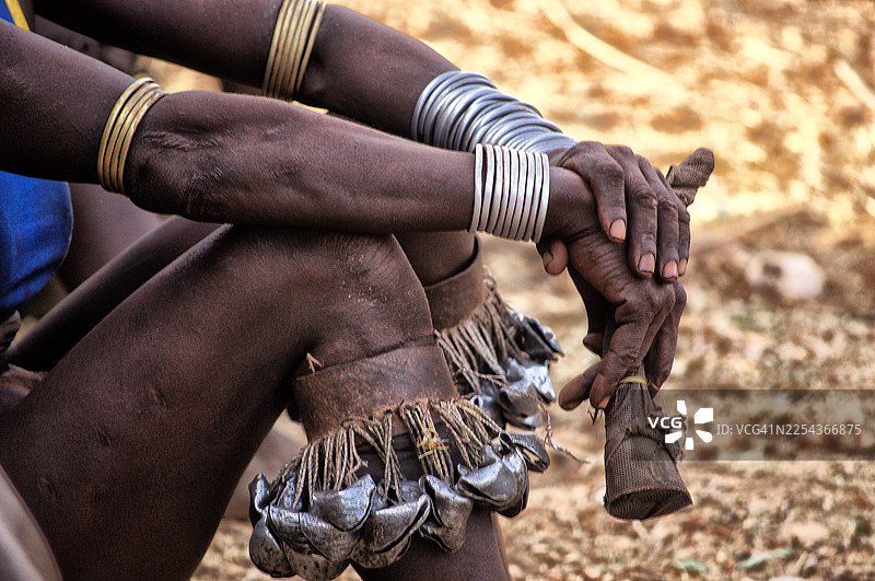 埃塞俄比亚哈мер部落年轻男子的身体装饰图片素材