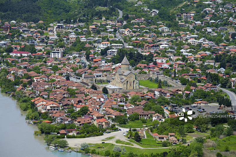 格鲁吉亚姆茨赫塔-姆蒂亚涅季大区姆茨赫塔市，绿山环绕的河畔小镇全景，姆茨赫塔风光图片素材