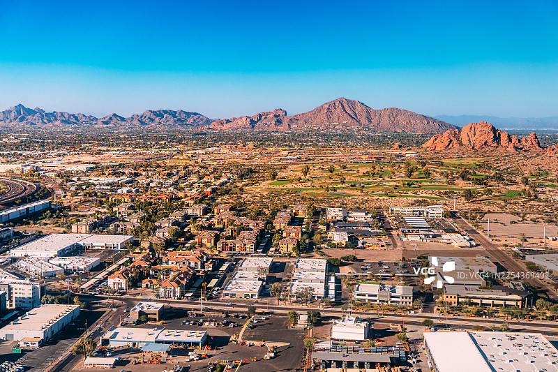 凤凰城，亚利桑那州，帕帕戈保护区公园附近的商业建筑和公寓的鸟瞰图图片素材