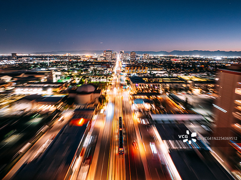 凤凰城亚利桑那州中部走廊中央大道中城区域，俯瞰模糊了运动轨迹的都市轨道交通列车图片素材