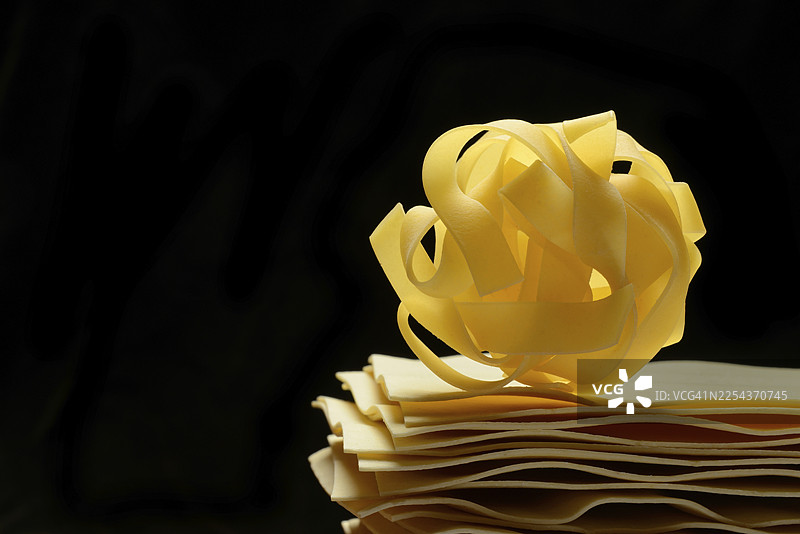 未煮过的千层面叶和意大利宽面，面条巢图片素材