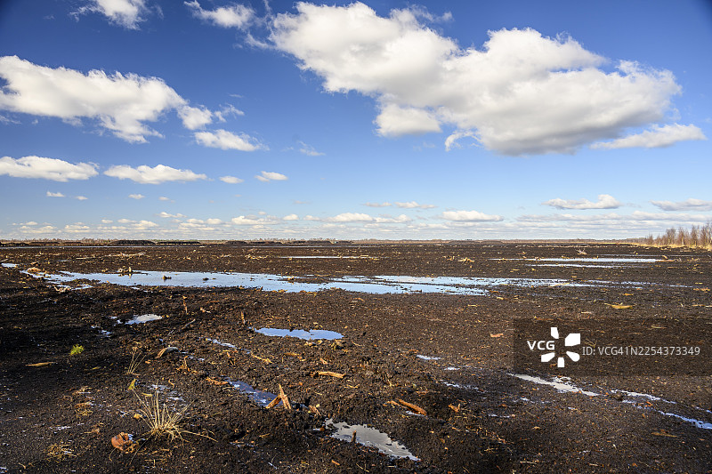 阴云密布下的泥炭,带有泥土色调和自然纹理,位于德国下萨克森州德布伯的迪普霍尔茨沼泽地图片素材