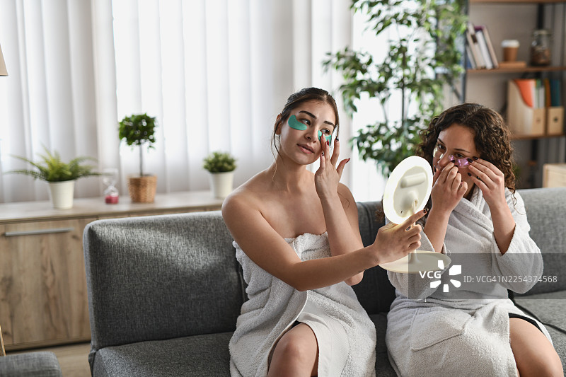 闺蜜们一起敷着眼膜，享受护肤时光图片素材
