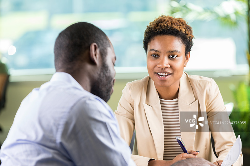 商务专业人士进行积极协作的讨论，促进团队合作。图片素材