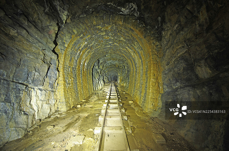 废弃的铁路隧道图片素材