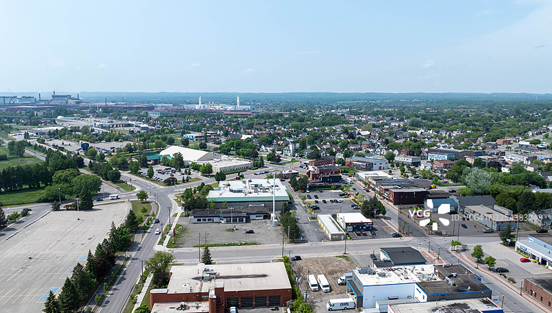 从空中俯瞰安大略省苏圣玛丽市的国际桥和圣玛丽河图片素材