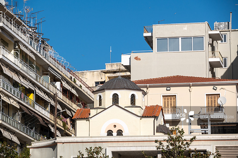 希腊卡瓦拉的教堂圆顶与城市建筑图片素材