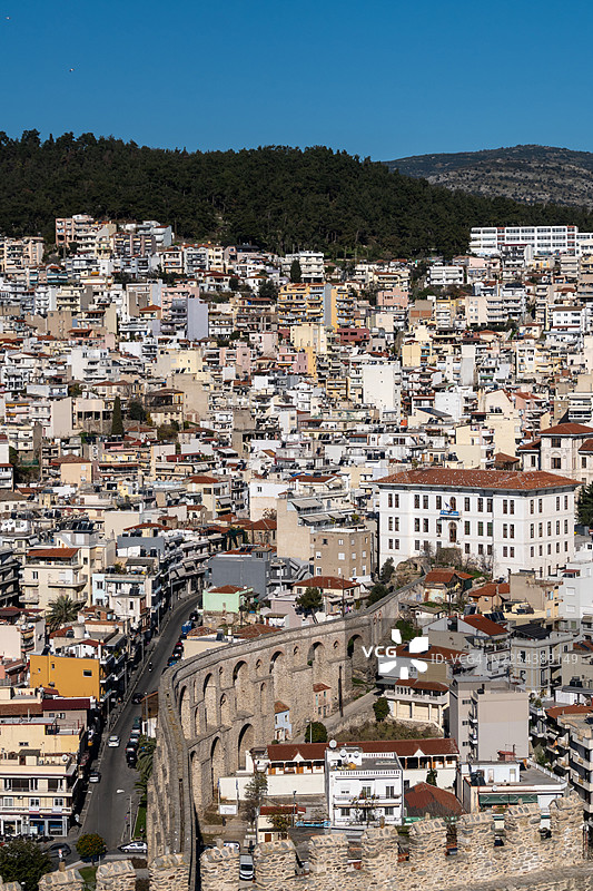 从高处俯瞰希腊卡瓦拉和水道桥图片素材