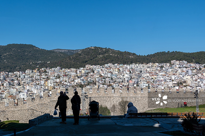 从高处俯瞰希腊卡瓦拉及引水渠图片素材