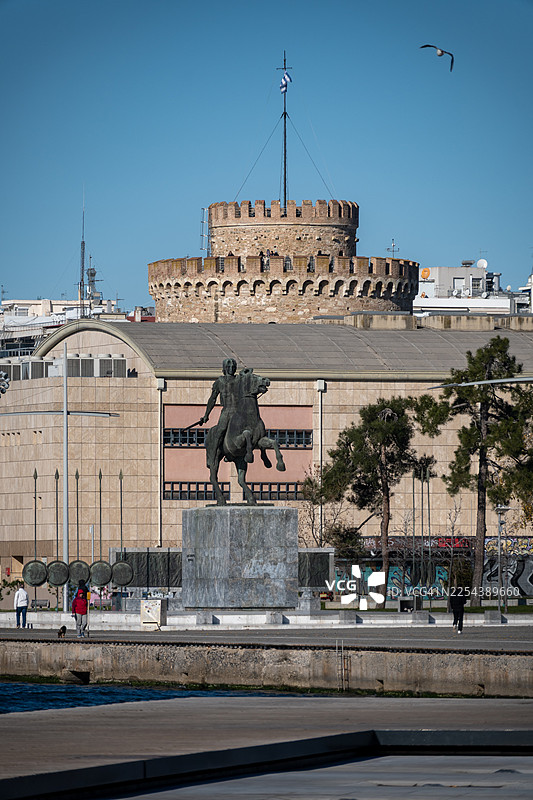 亚历山大大帝雕像与白色塔楼——希腊塞萨洛尼基图片素材
