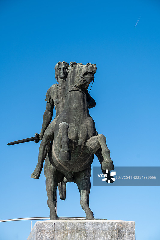 希腊塞萨洛尼基海滨的亚历山大大帝雕像图片素材